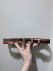 特 Celine 23 中号Triomphe Taurillon皮革腰带 青铜色 Taurillon.中腰，金色饰面金属件、亮面牛皮腰带 咖啡色！Triomph