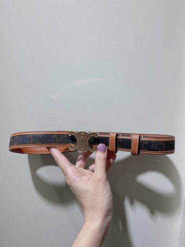 特 Celine 23 中号Triomphe Taurillon皮革腰带 青铜色 Taurillon.中腰，金色饰面金属件、亮面牛皮腰带 咖啡色！Triomph