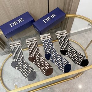 配包装 一盒四双 Dior 迪奥超级爆款网红袜子D家官网同步提花字母小腿袜，Ins明星网红推荐火爆至极纯棉材质，轻薄柔软透气，四季通用，欧美大牌街头必备