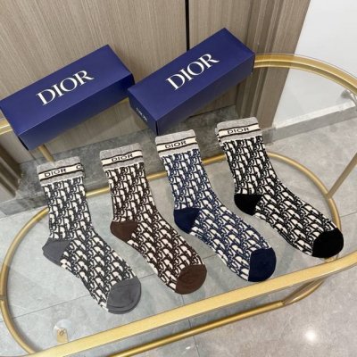 配包装 一盒四双 Dior 迪奥超级爆款网红袜子D家官网同步提花字母小腿袜，Ins明星网红推荐火爆至极纯棉材质，轻薄柔软透气，四季通用，欧美大牌街头必备