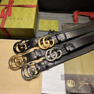 古奇 新款 ，宽4.0 标志性gg图案采用穿孔工艺制作，为这款黑色皮革腰带增添精致质感。闪亮钯金色调金属双g造型配件灵感源自对品牌别具意义的70年代的典藏设计
