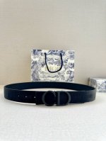 宽度3.5 Cm Dior 迪奥两面腰带款式迷人多样，采用多种材质精心打造，为各式廓形增添点睛之笔，彰显优雅醒目的气质。向迪奥钟爱的细节艺术致敬，彰显非凡的高雅