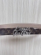 当季新款，腰带取材雍容牛皮革和 Monogram 帆布，便于随心切换两 式风尚。路易威登手写体标识化身为宽幅金属搭扣，于中央点亮视线 焦点，可为休闲和正式造型注