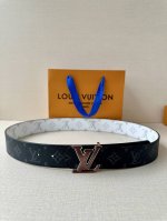 4.0宽Lv Dimension Sunset 双面腰带取材 Monogram 涂层帆布，以温暖色调再现晨光夕照的美妙意境，再借瞩目渐变效果搭扣捕捉时间流逝之美