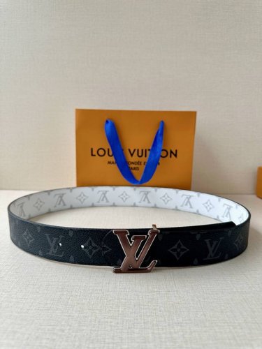 4.0宽Lv Dimension Sunset 双面腰带取材 Monogram 涂层帆布，以温暖色调再现晨光夕照的美妙意境，再借瞩目渐变效果搭扣捕捉时间流逝之美