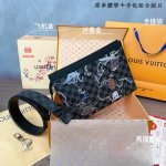 腰带手包2件套路易L家 腰带采用原版牛皮带身，带宽3.8Cm。扣头采用原版五金扣头。原版手包原版复刻。尺寸：26*20*6Cm 赠送原版钥匙扣 、飞机盒折叠盒手