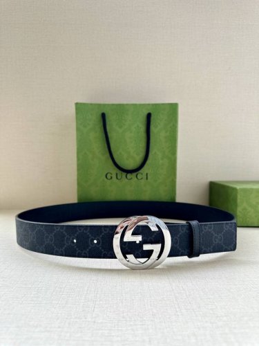 宽度3.8Cm Gucci 这款双面腰带巧妙融合Gg Supreme帆布与头层品牌纹理材质，演绎历久弥新的实用设计理念。富有辨识度的双G配件再现典藏搭配，诠释当