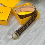 Fendl 宽40Mm 标志造型宽皮带。钉扣式带扣。棕色小牛皮制成。印有浮雕手绘黑色与棕色 Ff 图案。镀金表面金属制品，品质保证。