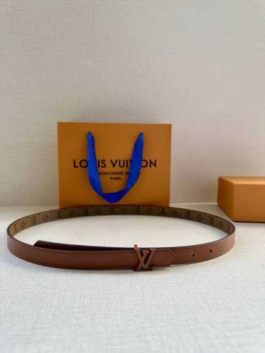 特 本款2.0宽 Lv Circle 双面腰带拼接皮革和 Monogram 帆布，以 Lv Circle 标识搭扣释放瞩目格调。灵活设计可搭配牛仔着装或雅致造型