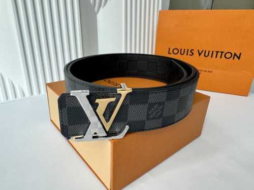 知名奢侈品牌Lois Vuitton的品牌皮带。带身采用了经典黑色和标志性Lv图案设计 双面可用，高辩度字母Logo金属扣，展现出优雅与奢华的风格，适合各种正式