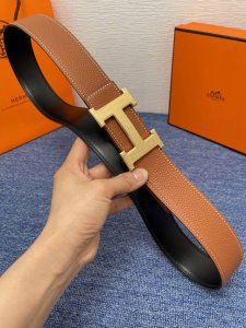 品牌 爱马仕 550 描述 采用高级真皮精制而成，触感厚实，饰以商标带扣。腰带为意大利尺寸，请在购买前参阅腰带尺寸指南. 铜扣金属配件 黑色皮革，采用环保工艺制