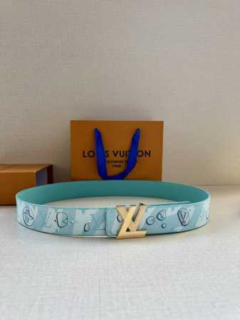 4.0宽Lv Aqua 双面腰带为传统设计引入现实主义意趣 Monogram Aqua 帆布以 3D 水滴图案模糊 Monogram 图案的经典轮廓 将相同意境 - 点击图像关闭