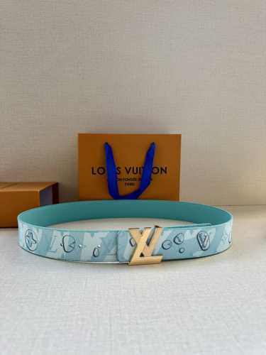 4.0宽Lv Aqua 双面腰带为传统设计引入现实主义意趣 Monogram Aqua 帆布以 3D 水滴图案模糊 Monogram 图案的经典轮廓 将相同意境