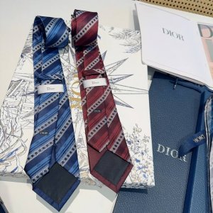 特 这款领带向经典的藤格纹图案致敬。采用海军蓝色、蓝色和白色桑蚕丝提花面料精心制作，条纹图案点缀以 Cd Icon 标志，更显精致。可与各式西装搭配提升格调，为