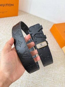 品名： Lv..路易..威登腰带皮带原单 DDD 型号：挂扣，经典纯钢材质挂扣，头层牛皮，图片实物拍摄 DDD 材料：头层牛皮，挂扣系列，纯钢材质扣头，钯镀电镀