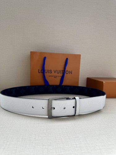 4.0宽 Citizen 双面腰带以 Monogram Eclipse 帆布和 Taurillon 皮革成就两式风尚，再以耀目针式搭扣俊朗格调，可轻松融入各式造