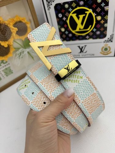 品名：Lv..路易..威登原单 材质：原单牛皮腰带 百分百头层牛皮腰带保证真皮，24K纯钢扣，专柜原单品质、做工精细，时尚大牌，送人自用首选 包装： 请认准如图