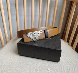 Prada 普拉达 专柜最新款 这款搭扣式腰带出自多功能的组合式配饰系列 可随心搭配 三角形徽标藉由普世的简约廓形彰显别具一格的特色和现代感 呈现精致质感 宽: