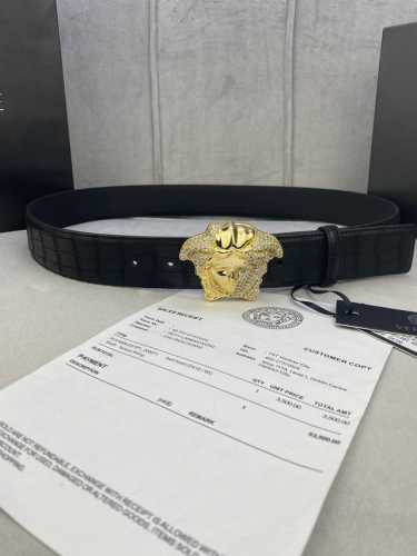 宽度4.0Cm Versace 范思哲 此款柔软的鹿皮带饰有金、银双色调的水晶镶边3D美杜莎腰带扣，是一款可提升正装或休闲牛仔装质感的优雅配饰。