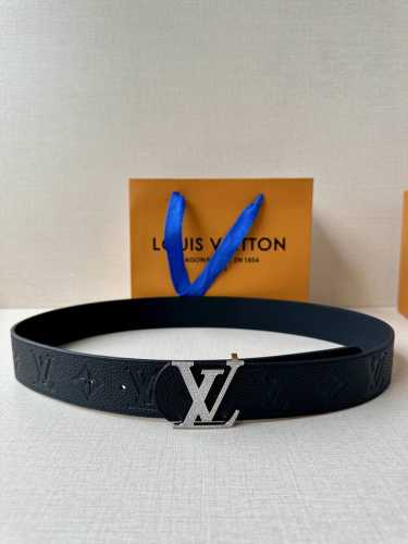 特 4.0宽 Lv Dimension 双面腰带将经典格调引入新颖尺幅设计。皮革压印 Lv 字母和 Monogram 花卉 新款施华洛奇钻扣 令品牌标识低调完成