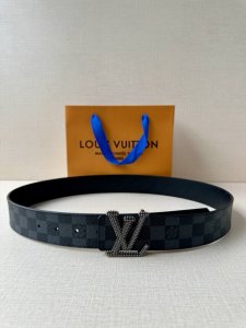 4.0宽Lv Initiales Studs 可逆皮带诱人地将House Dna与意想不到的繁荣相结合，立即使风格现代化。双面表带覆盖着全覆盖的签名印花，由饰有