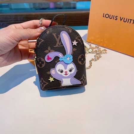 原单货 Louis Vuitton 新款卡通链条斜挎小包，Mini包包 可装银行卡蓝牙耳机 钥匙扣零钱包 耳机包 包包挂饰 搭配链条可斜挎。尺寸12X9Cm 顶 - 点击图像关闭