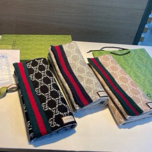 Gucci。原单！重磅推荐！新款针织围巾！低调的奢侈感。极品柔美精英高手级别的时髦感围巾！这款Gucci羊绒提花围巾越看越爱，越看越时髦！这种工艺和配色一看就知