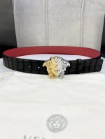 宽度4.0Cm Versace 范思哲 采用精挑细选进口牛皮，此款鹿皮腰带配有醒目的美杜莎头像搭扣，可为任何造型增添几分立体雅致效果。