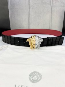 宽度4.0Cm Versace 范思哲 采用精挑细选进口牛皮，此款鹿皮腰带配有醒目的美杜莎头像搭扣，可为任何造型增添几分立体雅致效果。