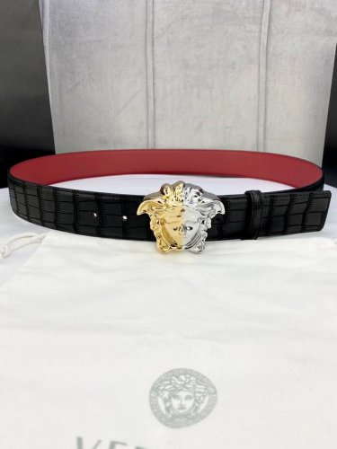 宽度4.0Cm Versace 范思哲 采用精挑细选进口牛皮，此款鹿皮腰带配有醒目的美杜莎头像搭扣，可为任何造型增添几分立体雅致效果。