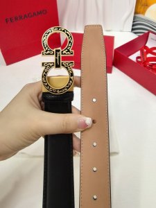菲拉格慕 这款双面皮带风格优雅，采用双饰面设计，灵活演绎多变造型，时刻保持考究格调，可谓现代绅雅男士的主打配饰。天然粒纹牛皮面与锤纹牛皮面相互拼接，呈现前卫醒目