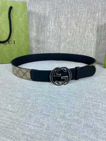 宽度4.0Cm Gucci 这款腰带在春夏系列中惊艳亮相，采用以标志性米色 乌木色组合呈现的品牌双G精品钢扣字母交织图案，与黑色皮革材质相得益彰。双G搭扣采用做 - 点击图像关闭