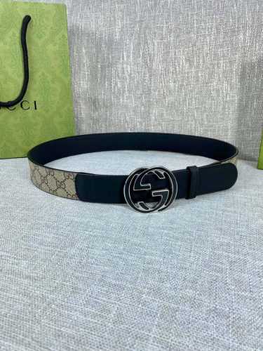 宽度4.0Cm Gucci 这款腰带在春夏系列中惊艳亮相，采用以标志性米色 乌木色组合呈现的品牌双G精品钢扣字母交织图案，与黑色皮革材质相得益彰。双G搭扣采用做