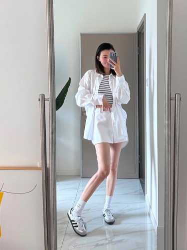 配包装 一盒2 双 Chanel 香奈儿 经典字母Logo Ins超火爆中筒袜，纯棉面料，潮人必备 ，经典配色 个性时尚百搭款，你值得拥有哦