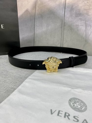 特 宽度3.0Cm Versace此款柔软的皮带配有立体美杜莎腰带搭扣，拥有3D立体饰面，与连衣裙、正装或休闲丹宁单品搭配相得益彰。