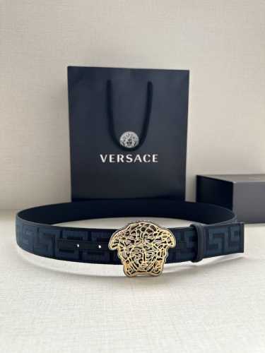带宽3.8Cm Versace 范思哲 此款缎带腰带风格十分休闲，饰有标志性希腊回纹图案，可搭配休闲单品或高腰正装。 闭合式佩戴 希腊回纹图案 材质：100%聚
