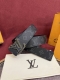 Lv男士新款皮带寬度4Cm 訂製帆布面料飾有全新的圖案效果 颜色纯正 衬托進口小牛皮配色底 搭配精緻的字母搭扣 手感极佳