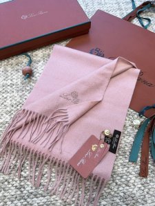 Lp羊绒世家，羊绒界的新贵，只做最好的皮雅娜冬季新款男女都可以用 Lp素色长巾 ，自己可以去看看哦，他家的价格p估计会让你却步，太贵了，简直是贵族的价格p。水波