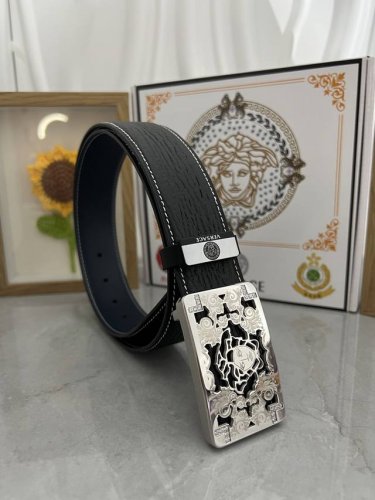 品名：Versace.范思哲 材质：原单牛皮腰带 百分百头层牛皮腰带保证真皮，24K纯钢扣，专柜原单品质、做工精细，时尚大牌，送人自用首选 包装： 请认准如图专