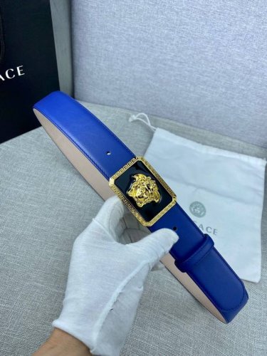 p220 宽度3.8Cm Versace（范思哲）此款皮带采用优质皮革精制而成，饰有白/金色Medusa Biggie搭扣，配有腰带环。