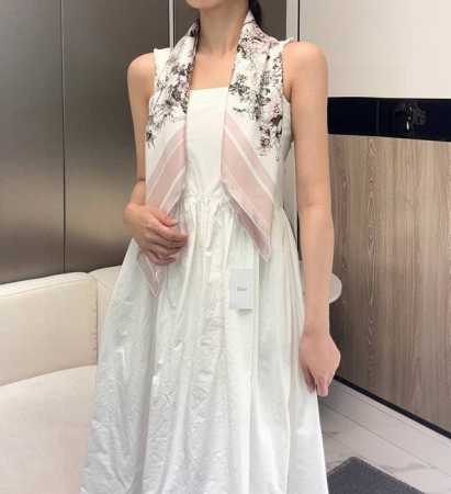 Dior 印花方巾 18Mm顶级真丝双面同色印花 这款方巾饰以彼得罗鲁福 Pietro Ruffo 设计的 Diorchardons 图案印花，展示象征着保护、 - 点击图像关闭