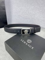 宽度3.8Cm 范思哲 意大利设计师Gianniversace于1978年推出了他的同名系列，将一种自信和强有力的时尚态度注入到他的地中海风格男装设计之中。如今