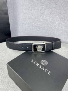 宽度3.8Cm 范思哲 意大利设计师Gianniversace于1978年推出了他的同名系列，将一种自信和强有力的时尚态度注入到他的地中海风格男装设计之中。如今