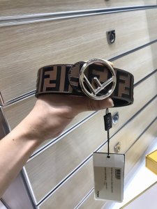 配送专柜包装 特批新款 Fd 宽40Mm 标志造型宽皮带。钉扣式带扣。进口小牛磨砂制成，原版浮雕纯手工绘黑色咖啡色Ff 图案，非市场电脑喷印平平没凹凸质感，支持