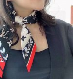 专柜在售 摩登飘带 Lv Crafty Bi Color Bb 束发带秉承摩登美学解构历久弥新的 Monogram 图案，在迥异色彩间释放醒目格调，更有源自皮具
