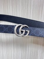 -Gg Marmont系列搭扣双面腰带，一面缀饰品牌标志性图案，另一面以中性色调皮革打造。此款双面腰带采用皮革与Gg字母图案涂层织物打造，搭配标志性双G搭扣，3