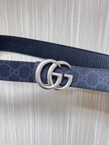 -Gg Marmont系列搭扣双面腰带，一面缀饰品牌标志性图案，另一面以中性色调皮革打造。此款双面腰带采用皮革与Gg字母图案涂层织物打造，搭配标志性双G搭扣，3