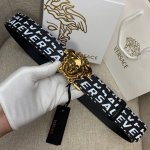 宽度3.8Cm Versace范思哲经典款十字纹印花搭配新款旋转扣：此款腰带配有醒目的美杜莎头像搭扣，可为任何造型增添几分立体雅致效果。