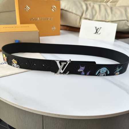 原版包裝 L0Uis Vuitt0N 驢家今季新品 男士原單腰帶 寬度40毫米 卡通人物壓花大圖案 搭配新型復合鋼扣五金 可雙面佩戴 適合沈穩低調的男士使用 - 点击图像关闭