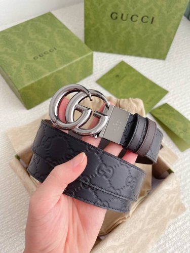 配全套包装礼盒 Gucci3.7专柜同款小牛皮压花. 双面使用配旋转扣. 一侧为gucci Signature皮革 反面一侧为单色皮革.专柜品质